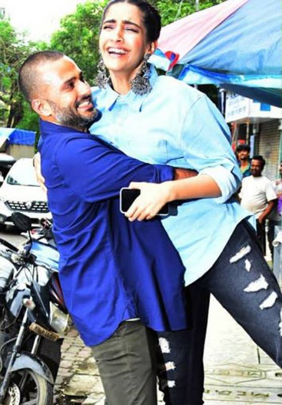 पति आनंद ने पहनाए सोनम को जूते, गोद में उठाकर यूं दिए Candid पोज