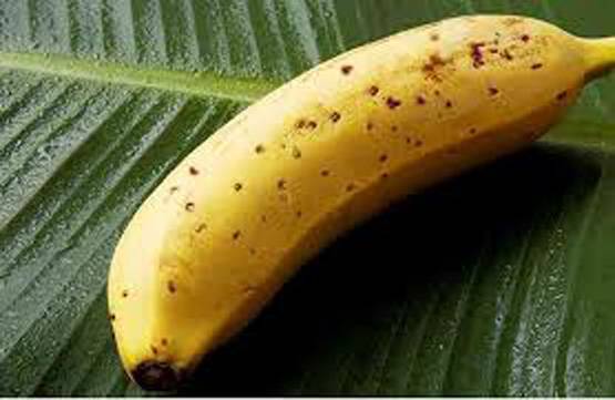जानें, रात के समय केला खाना सेहत के लिए कितना सही?