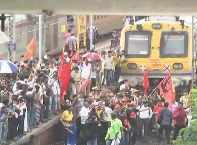 मराठा आरक्षण पर हिंसा, देखें बंद से कैसे ठहर गई मुंबई, PHOTOS