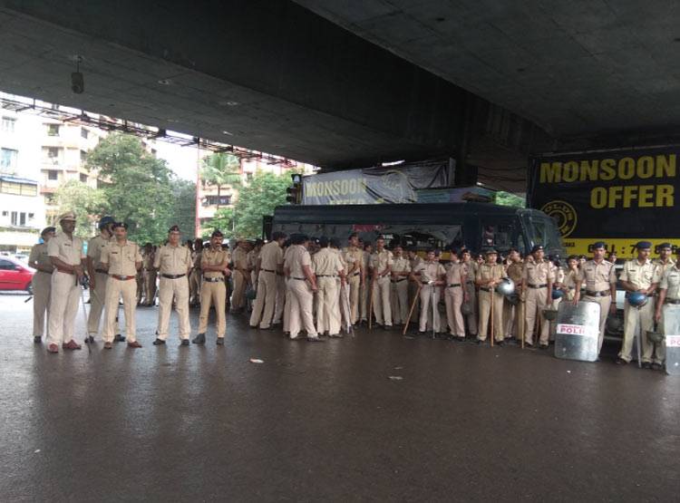 मराठा आरक्षण पर हिंसा, देखें बंद से कैसे ठहर गई मुंबई, PHOTOS