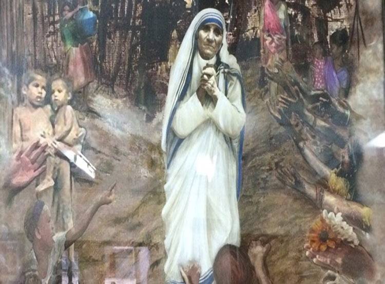 मदर टेरेसा के चमत्कार और संत बनाने पर उठते रहे हैं सवाल