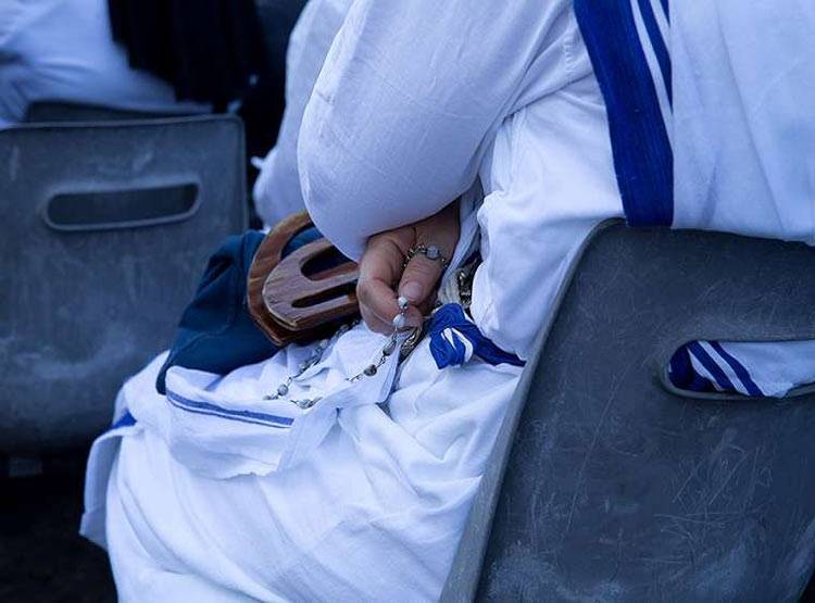 मदर टेरेसा के चमत्कार और संत बनाने पर उठते रहे हैं सवाल