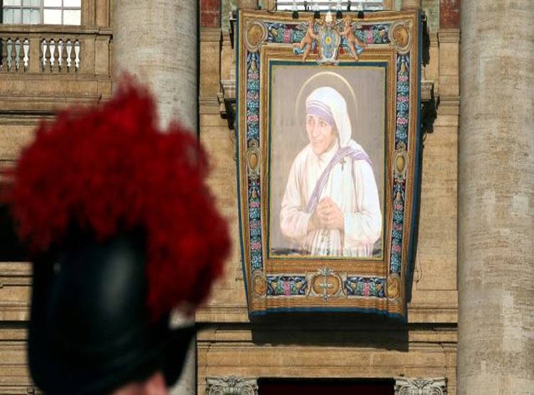 मदर टेरेसा के चमत्कार और संत बनाने पर उठते रहे हैं सवाल