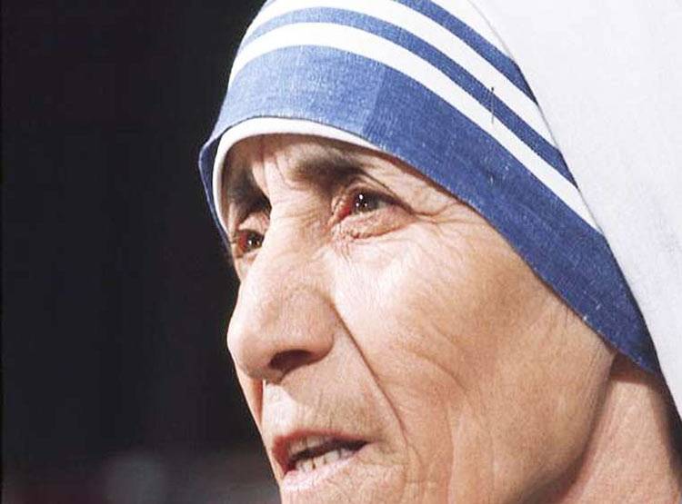 मदर टेरेसा के चमत्कार और संत बनाने पर उठते रहे हैं सवाल