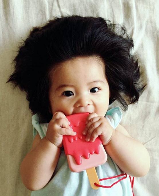 अपने बालों की वजह से पूरी दुनिया में छा गई ये 6 महीने की बच्ची