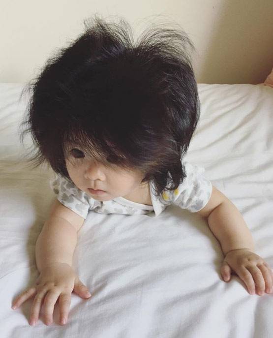 अपने बालों की वजह से पूरी दुनिया में छा गई ये 6 महीने की बच्ची