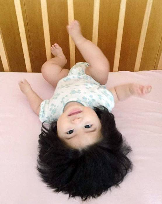 अपने बालों की वजह से पूरी दुनिया में छा गई ये 6 महीने की बच्ची