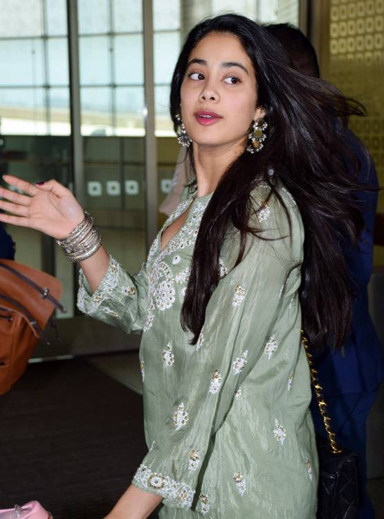 ट्रेड‍िशनल लुक में द‍िखीं जाह्नवी, ईशान का डेन‍िम में कूल लुक, PHOTOS