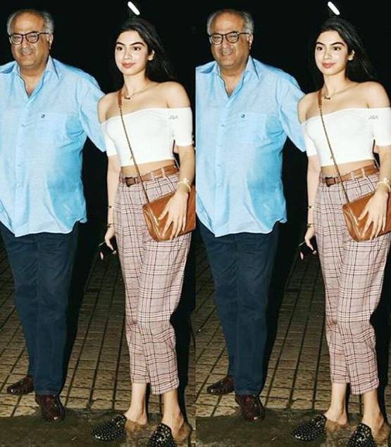 धड़क की स्क्रीन‍िंग पर पहुंचा कपूर परिवार, सोनम ने द‍िया First Review