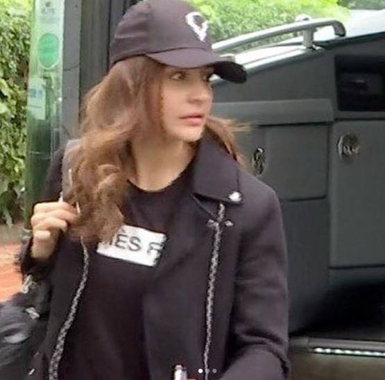 इंड‍ियन क्र‍िकेट टीम की बस में व‍िराट कोहली संग अनुष्का, PHOTOS