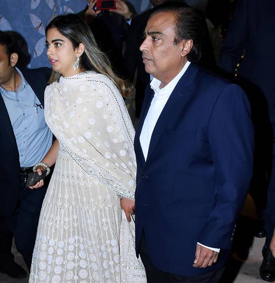 प्रफुल्ल पटेल की बेटी के र‍िसेप्शन में पहुंची ईशा अंबानी, सलमान-कटरीना