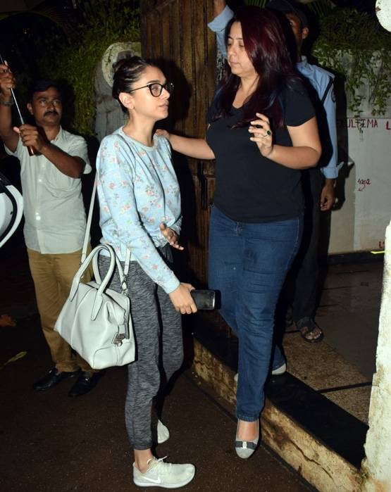 कैंसर से जंग लड़ रही सोनाली के साथ पूरा बॉलीवुड, मिलने पहुंचे स्टार्स