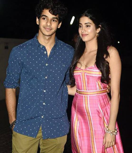 धड़क की स्क्रीन‍िंग पर पहुंचा कपूर परिवार, सोनम ने द‍िया First Review