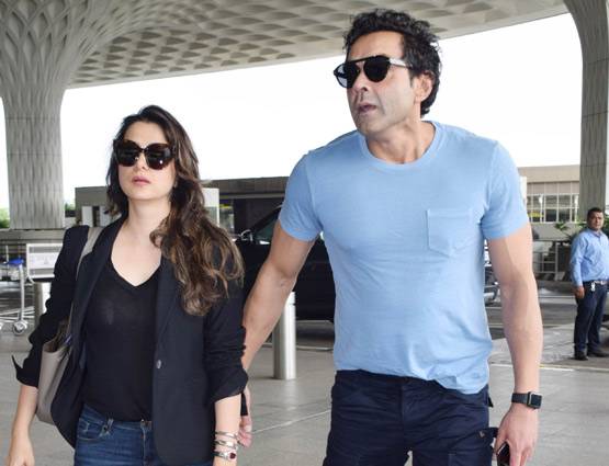 फैमिली संग हॉलीडे पर निकले बॉबी देओल, एयरपोर्ट पर हुए स्पॉट