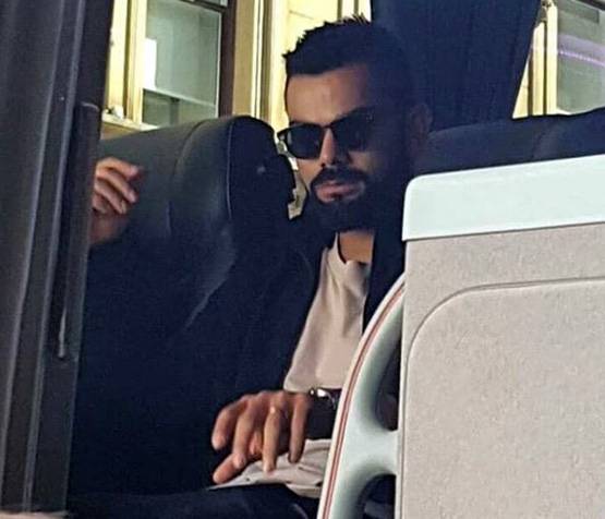इंड‍ियन क्र‍िकेट टीम की बस में व‍िराट कोहली संग अनुष्का, PHOTOS