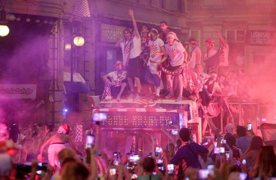 हारकर लौटी क्रोएशिया टीम के लिए जश्न, निकाले गए जुलूस