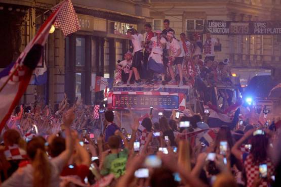 हारकर लौटी क्रोएशिया टीम के लिए जश्न, निकाले गए जुलूस
