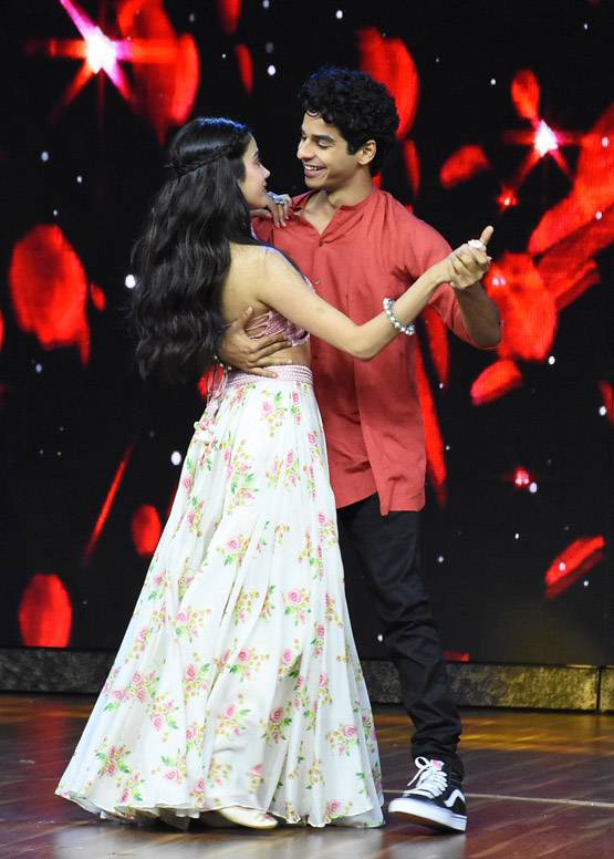 दीप‍िका की इस फिल्म की दीवानी हैं जाह्नवी-खुशी, कई बार किया कॉपी