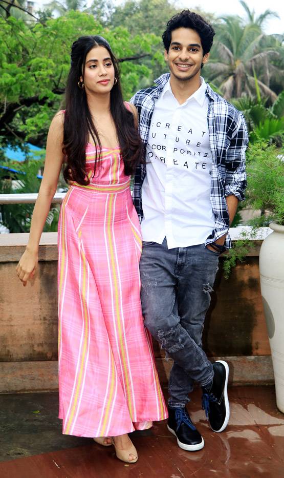 दीप‍िका की इस फिल्म की दीवानी हैं जाह्नवी-खुशी, कई बार किया कॉपी