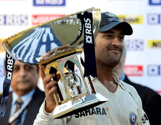 लंबे बाल से लेकर सफेद दाढ़ी तक, 14 साल में ऐसे बदला धोनी का लुक