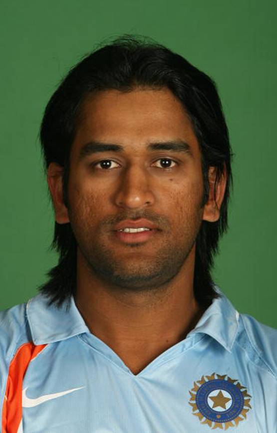 लंबे बाल से लेकर सफेद दाढ़ी तक, 14 साल में ऐसे बदला धोनी का लुक