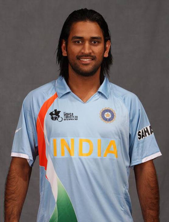 लंबे बाल से लेकर सफेद दाढ़ी तक, 14 साल में ऐसे बदला धोनी का लुक