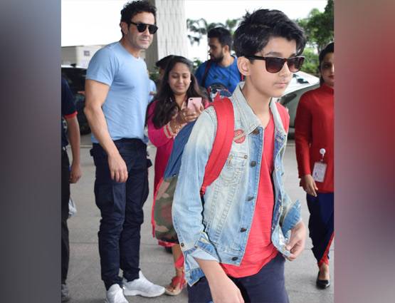 फैमिली संग हॉलीडे पर निकले बॉबी देओल, एयरपोर्ट पर हुए स्पॉट