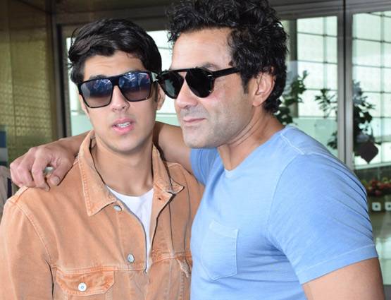 फैमिली संग हॉलीडे पर निकले बॉबी देओल, एयरपोर्ट पर हुए स्पॉट