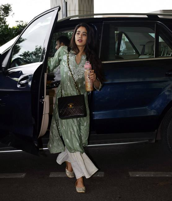 ट्रेड‍िशनल लुक में द‍िखीं जाह्नवी, ईशान का डेन‍िम में कूल लुक, PHOTOS