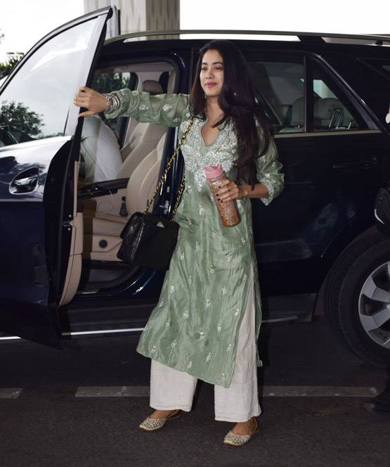 ट्रेड‍िशनल लुक में द‍िखीं जाह्नवी, ईशान का डेन‍िम में कूल लुक, PHOTOS