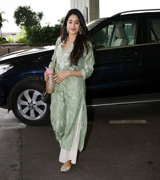 ट्रेड‍िशनल लुक में द‍िखीं जाह्नवी, ईशान का डेन‍िम में कूल लुक, PHOTOS