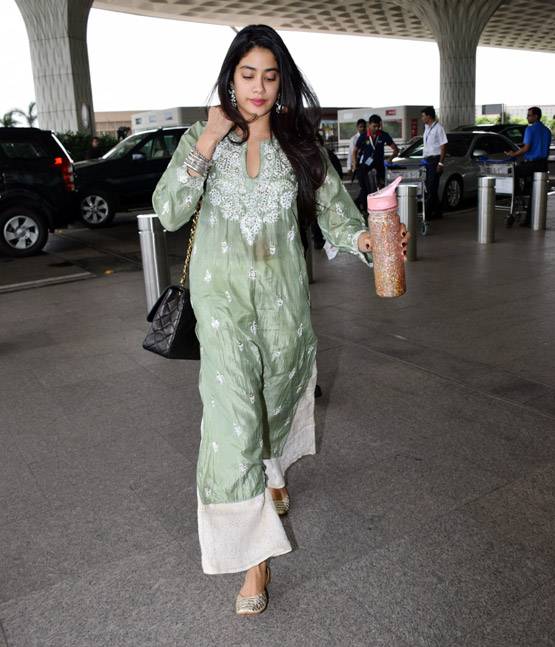 ट्रेड‍िशनल लुक में द‍िखीं जाह्नवी, ईशान का डेन‍िम में कूल लुक, PHOTOS