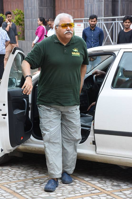 एक्ट्रेस रीता भादुड़ी को अंतिम व‍िदाई, नहीं द‍िखा स‍ितारों का जमघट