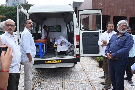 एक्ट्रेस रीता भादुड़ी को अंतिम व‍िदाई, नहीं द‍िखा स‍ितारों का जमघट