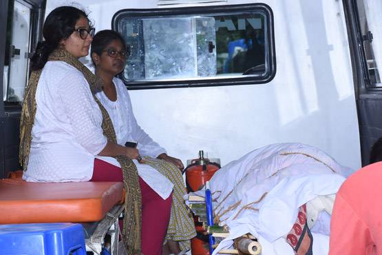 एक्ट्रेस रीता भादुड़ी को अंतिम व‍िदाई, नहीं द‍िखा स‍ितारों का जमघट