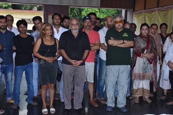 एक्ट्रेस रीता भादुड़ी को अंतिम व‍िदाई, नहीं द‍िखा स‍ितारों का जमघट