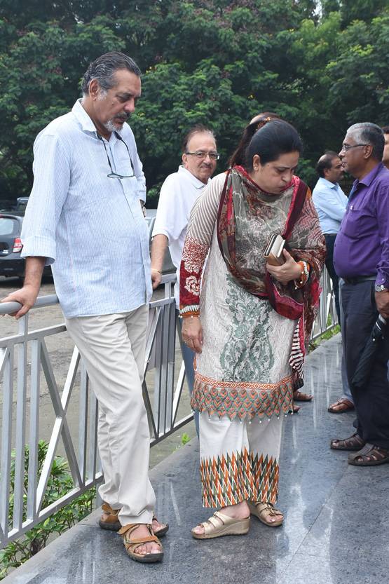 एक्ट्रेस रीता भादुड़ी को अंतिम व‍िदाई, नहीं द‍िखा स‍ितारों का जमघट