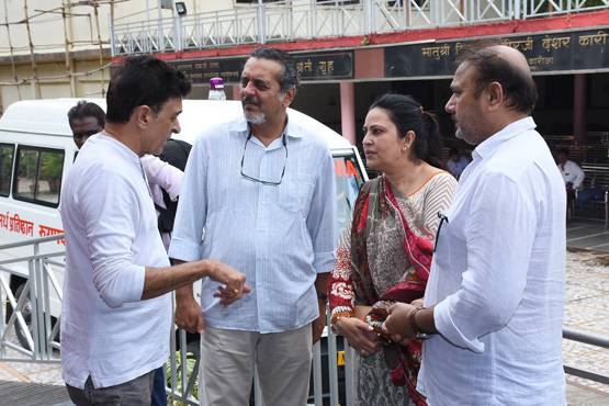 एक्ट्रेस रीता भादुड़ी को अंतिम व‍िदाई, नहीं द‍िखा स‍ितारों का जमघट