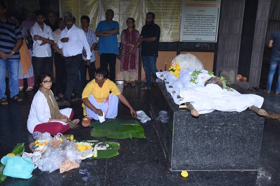 एक्ट्रेस रीता भादुड़ी को अंतिम व‍िदाई, नहीं द‍िखा स‍ितारों का जमघट