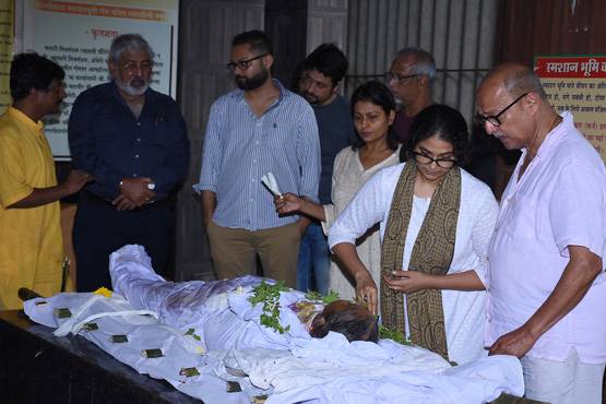 एक्ट्रेस रीता भादुड़ी को अंतिम व‍िदाई, नहीं द‍िखा स‍ितारों का जमघट