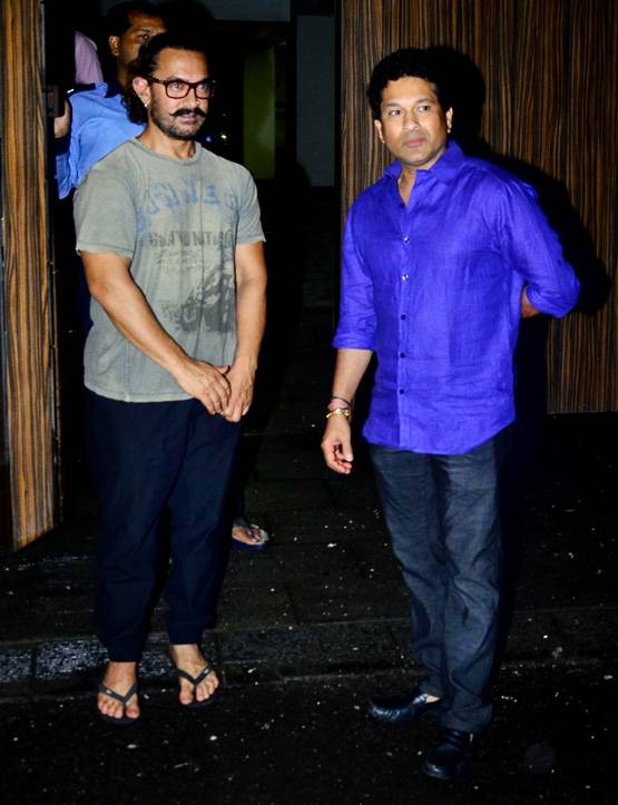 आमिर की ड‍िनर पार्टी में पहुंचे सच‍िन तेंदुलकर, जादूगर से सीखा मैजिक