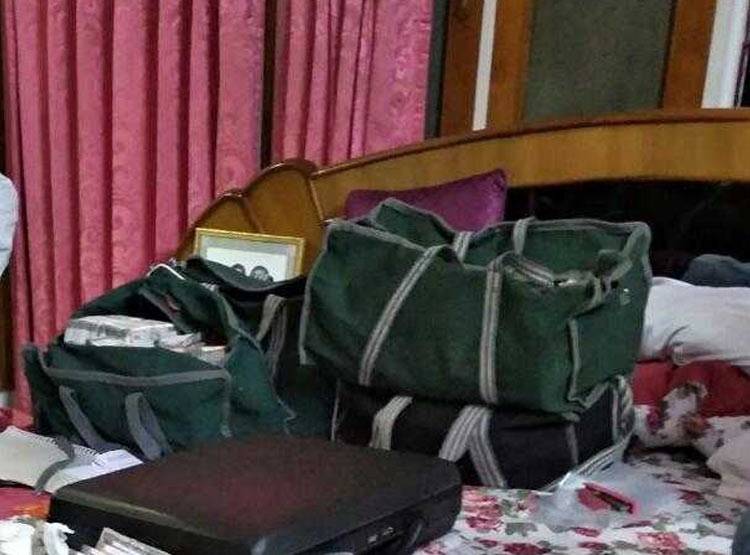 IT रेड: उड़े अफसरों के होश, 8 करोड़ कैश, 87 किलो सोना बरामद