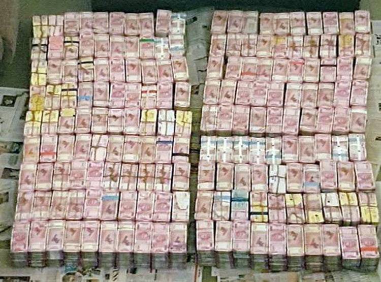 IT रेड: उड़े अफसरों के होश, 8 करोड़ कैश, 87 किलो सोना बरामद