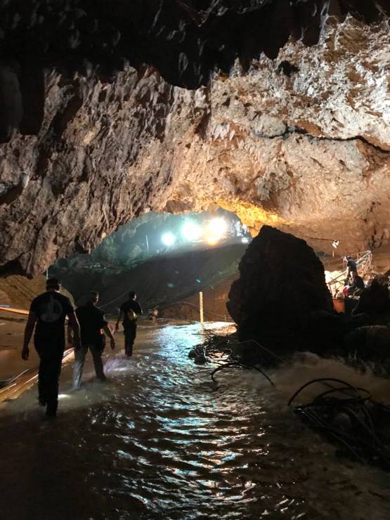 थाईलैंड की गुफा में पहुंचे खरबपति एलन मस्क, दिया मिनी 'सबमरीन'