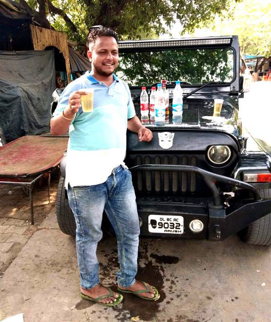 दिल्ली पुलिस का शर्मनाक चेहरा, सट्टेबाजों के साथ मस्ती की तस्वीरें वायरल