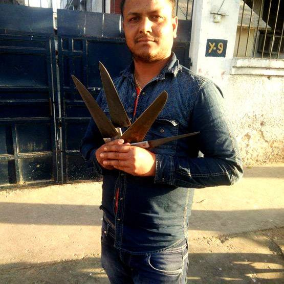 दिल्ली पुलिस का शर्मनाक चेहरा, सट्टेबाजों के साथ मस्ती की तस्वीरें वायरल