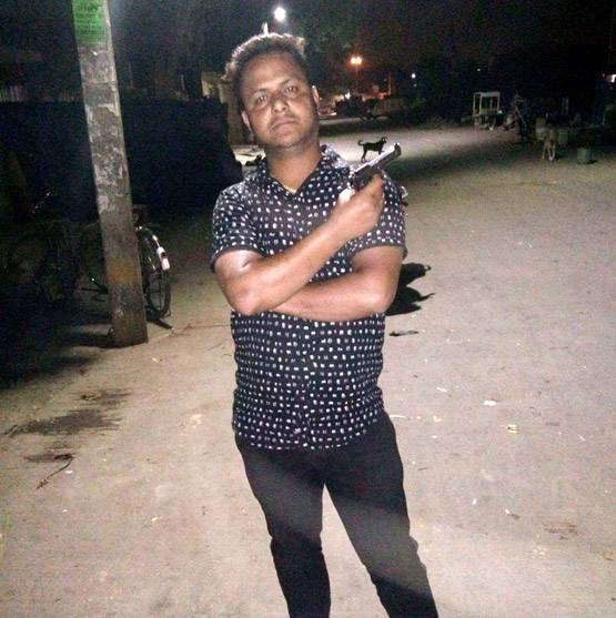 दिल्ली पुलिस का शर्मनाक चेहरा, सट्टेबाजों के साथ मस्ती की तस्वीरें वायरल