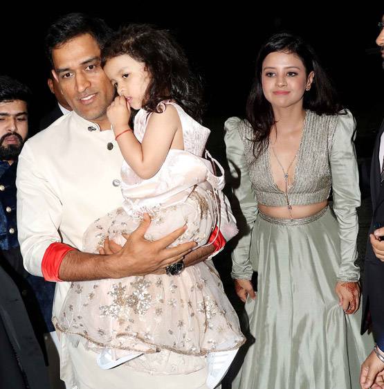 प्रफुल्ल पटेल की बेटी के र‍िसेप्शन में पहुंची ईशा अंबानी, सलमान-कटरीना