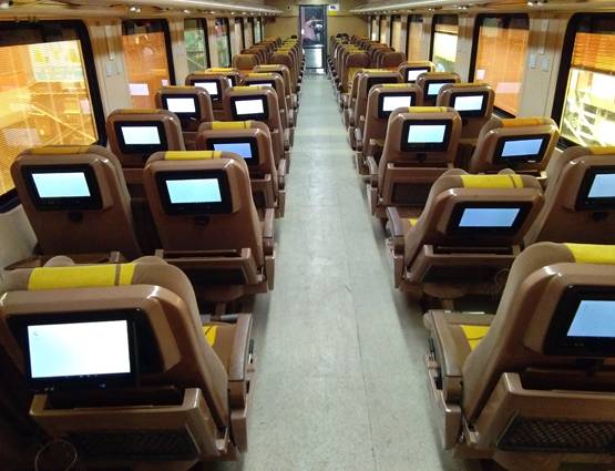 भगवा हुई तेजस एक्सप्रेस, नए लुक के साथ रफ्तार भरने को तैयार