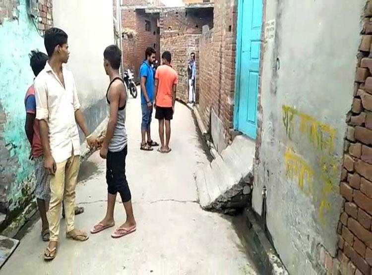 मुजफ्फरनगर: हिंदू परिवारों का पलायन, लिखा- मकान बिकाऊ है